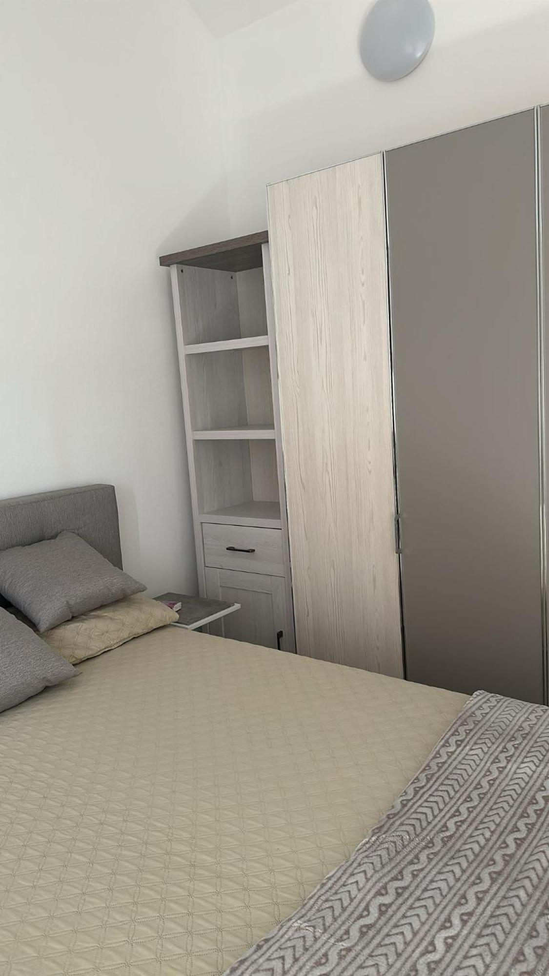 Zweizimmer-apartment Mit Allen Einrichtungen In Einem Familienhaus - No Party - Near To S8 Station Line