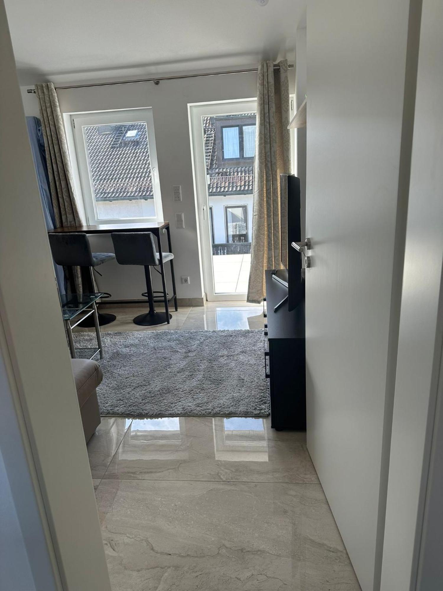 Zweizimmer-apartment Mit Allen Einrichtungen In Einem Familienhaus - No Party - Near To S8 Station Line *